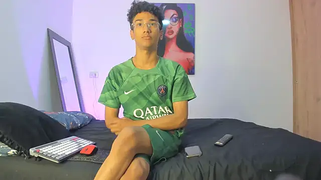 Snapshot of harrytwink18 chatting on March 18, 1:12 pm harrytwink18 online show from March 18, 1:12 pm