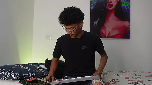 Snapshot of harrytwink18 chatting on December 20, 1:22 pm harrytwink18 online show from December 20, 1:22 pm