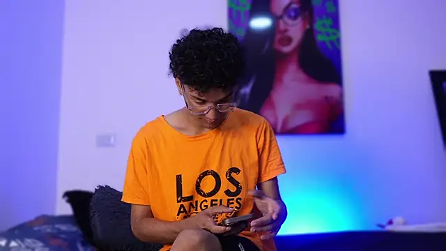 Snapshot of harrytwink18 chatting on December 26, 1:32 pm harrytwink18 online show from December 26, 1:32 pm