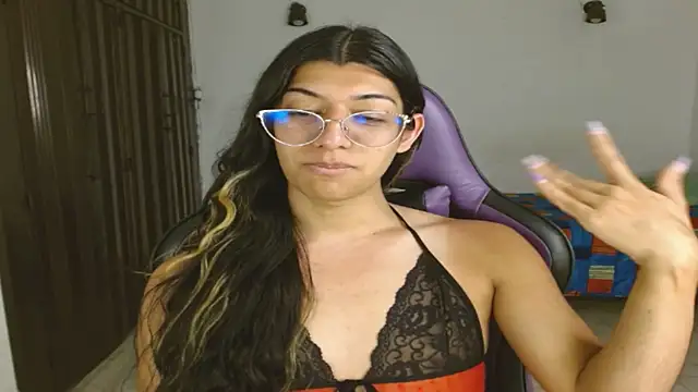 Snapshot of engielphoenis14 chatting on October 21, 9:25 pm engielphoenis14 online show from October 21, 9:25 pm