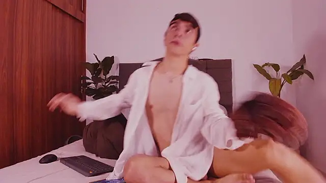 Snapshot of 2gays_1Str8 chatting on October 22, 7:35 pm 2gays 1Str8 online show from October 22, 7:35 pm