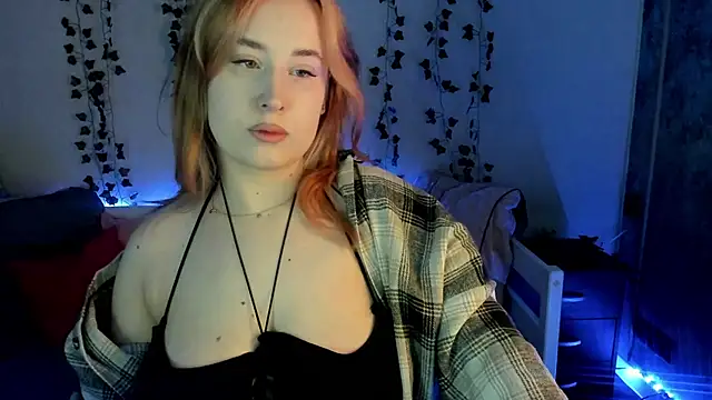 Snapshot of Emily_Gin chatting on February 19, 2:33 am Emily Gin online show from February 19, 2:33 am