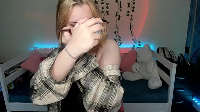 Snapshot of Emily_Gin chatting on October 10, 2:45 am Emily Gin online show from October 10, 2:45 am