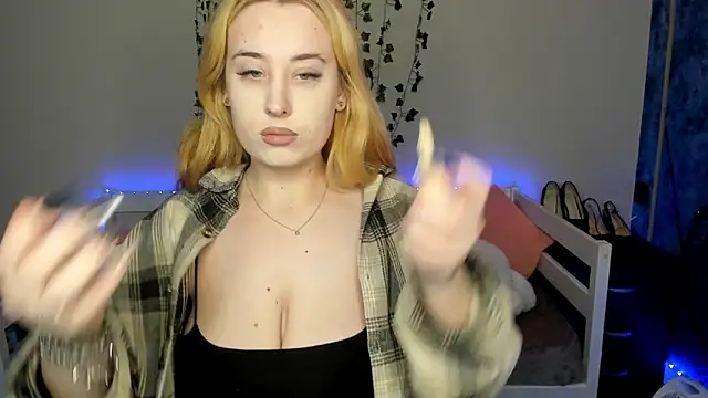 Snapshot of Emily_Gin chatting on November 4, 2:26 am Emily Gin online show from November 4, 2:26 am