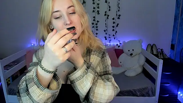 Snapshot of Emily_Gin chatting on October 24, 2:43 am Emily Gin online show from October 24, 2:43 am