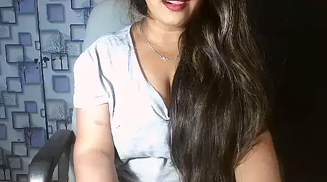 Hot Naina- online show from December 12, 10:56 am