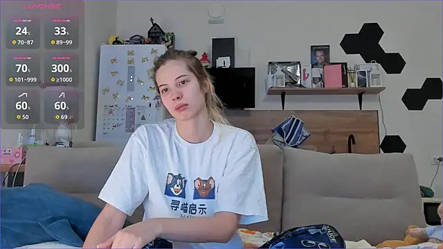 Girl alone home online show from December 19, 3:03 pm