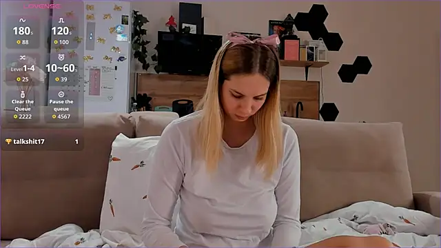 Girl alone home online show from November 6, 4:00 pm