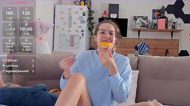 Girl alone home online show from December 5, 4:55 am