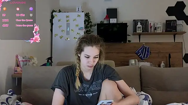 Snapshot of Girl_alone_home chatting on March 11, 3:47 am Girl alone home online show from March 11, 3:47 am