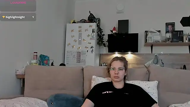 Snapshot of Girl_alone_home chatting on June 5, 4:06 am Girl alone home online show from June 5, 4:06 am