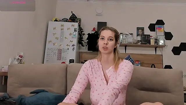 Snapshot of Girl_alone_home chatting on June 28, 4:13 pm Girl alone home online show from June 28, 4:13 pm