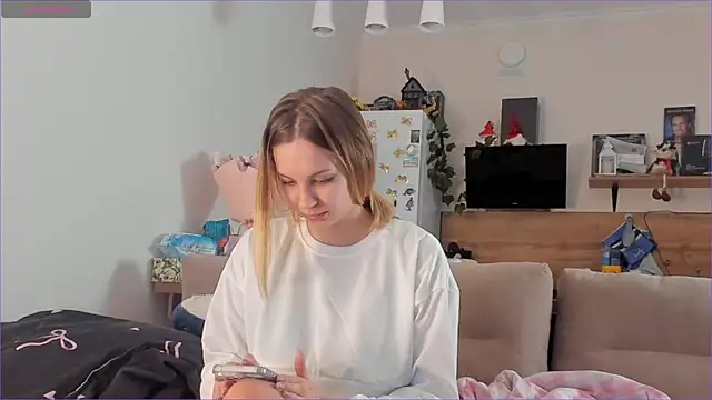 Girl alone home online show from March 19, 3:45 pm