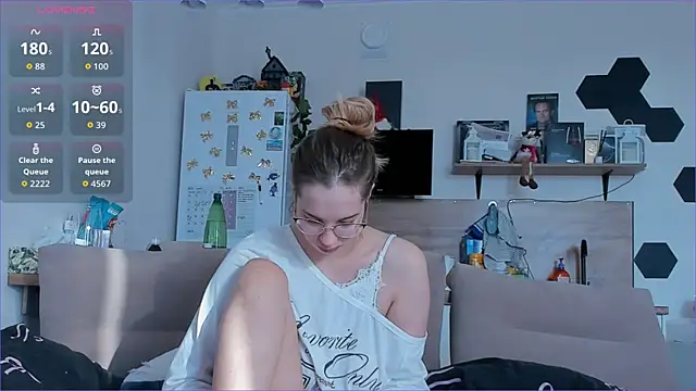 Girl alone home online show from March 29, 3:41 am