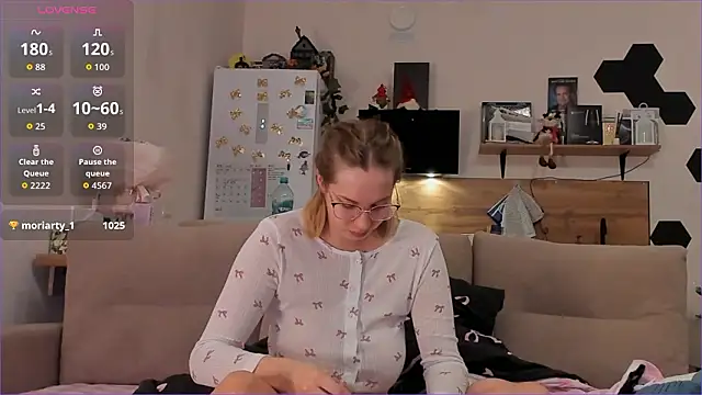 Girl alone home online show from March 8, 2:04 am