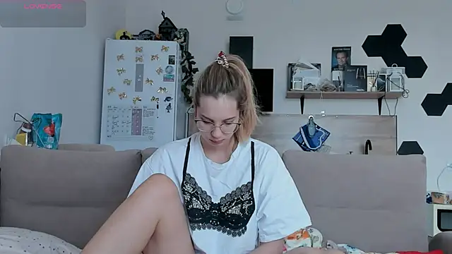 Girl alone home online show from May 28, 3:47 am