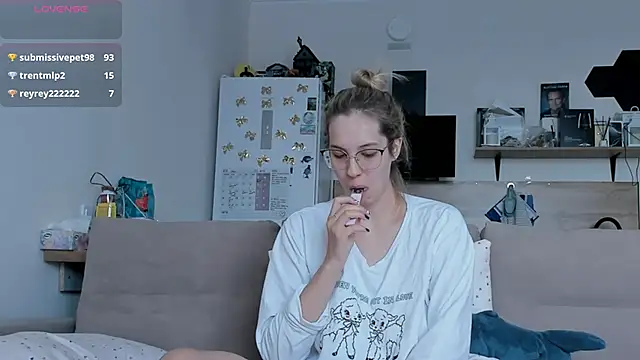 Girl alone home online show from May 31, 5:02 am
