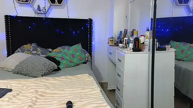 charlotte 077 online show from April 7, 3:52 am