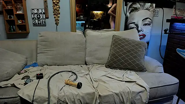 Snapshot of mowingman26 chatting on November 25, 8:36 am mowingman26 online show from November 25, 8:36 am