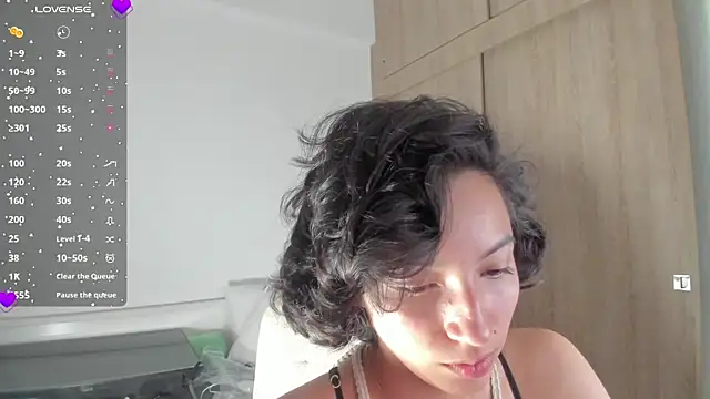 Snapshot of laura-hills18 chatting on October 3, 2:26 am laura-hills18 online show from October 3, 2:26 am