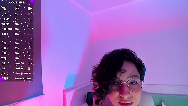 laura-hills18 online show from November 29, 11:05 pm