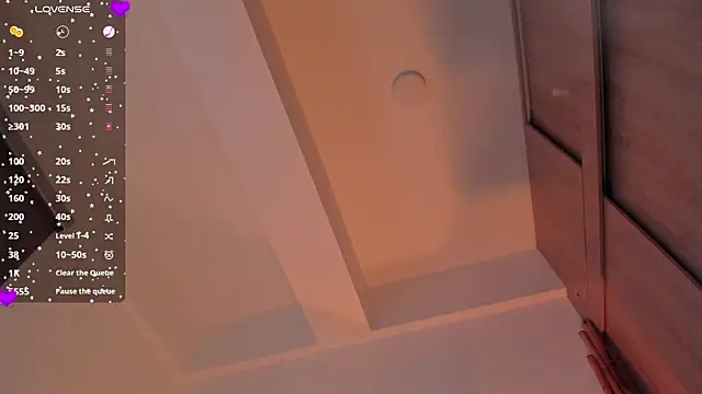 laura-hills18 online show from January 9, 1:07 pm