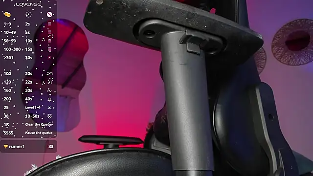 laura-hills18 online show from February 14, 1:00 pm