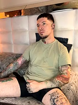 Snapshot of Adam_tatto chatting on November 14, 4:21 pm Adam tatto online show from November 14, 4:21 pm