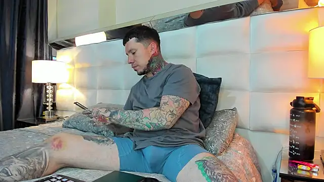 Snapshot of Adam_tatto chatting on October 25, 5:39 am Adam tatto online show from October 25, 5:39 am