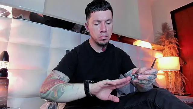 Snapshot of Adam_tatto chatting on November 25, 4:13 am Adam tatto online show from November 25, 4:13 am