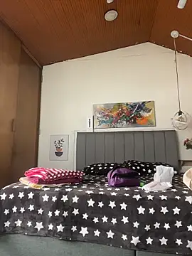 karlamorris  online show from April 11, 2:10 pm