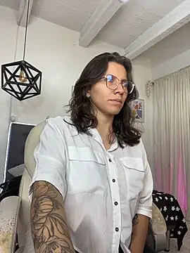 Snapshot of karlamorris_ chatting on May 9, 1:14 pm karlamorris online show from May 9, 1:14 pm