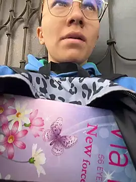 karlamorris  online show from April 13, 1:04 pm