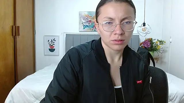 karlamorris  online show from December 18, 1:37 pm