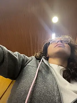 karlamorris  online show from March 18, 1:24 pm