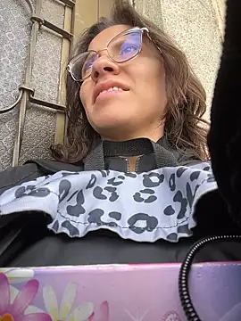 karlamorris  online show from April 9, 1:06 pm