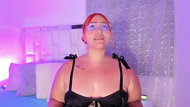 Snapshot of LeahxBarker chatting on October 30, 1:37 am LeahxBarker online show from October 30, 1:37 am