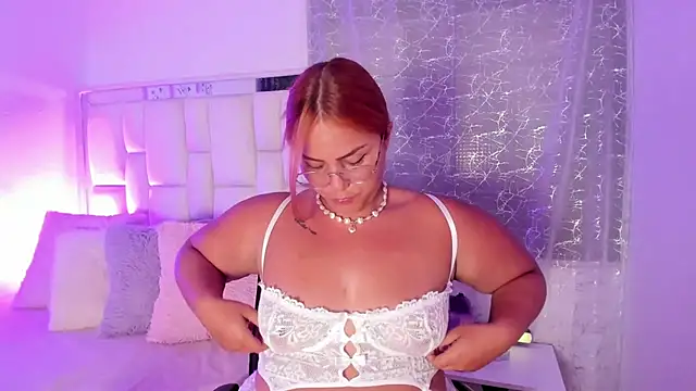 Snapshot of LeahxBarker chatting on December 16, 1:21 am LeahxBarker online show from December 16, 1:21 am