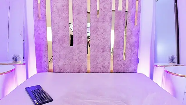 Snapshot of LeahxBarker chatting on March 20, 12:40 am LeahxBarker online show from March 20, 12:40 am