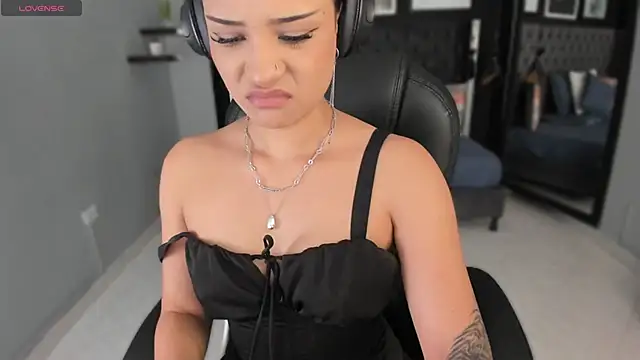 Snapshot of renee_shelby_ chatting on February 9, 8:29 pm renee shelby online show from February 9, 8:29 pm