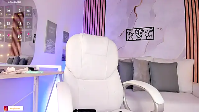 Snapshot of ChloeParkss_ chatting on June 12, 6:05 pm ChloeParkss online show from June 12, 6:05 pm