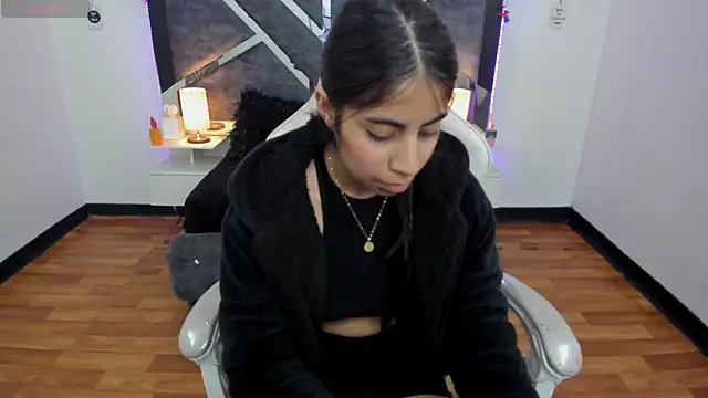 Snapshot of lunitaa18 chatting on February 27, 1:41 am lunitaa18 online show from February 27, 1:41 am