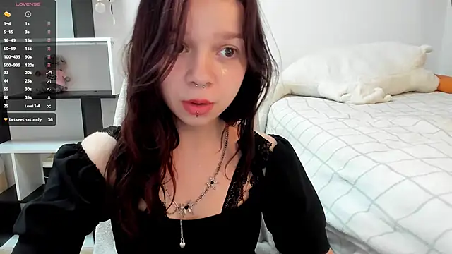Snapshot of crystal_lilith chatting on February 13, 2:01 am crystal lilith online show from February 13, 2:01 am