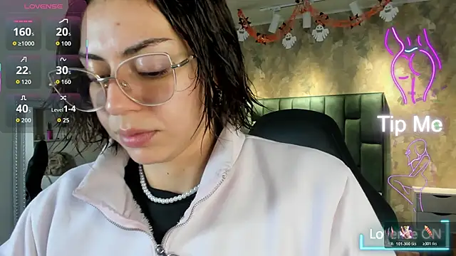 Snapshot of april_dumont chatting on October 29, 11:42 am april dumont online show from October 29, 11:42 am