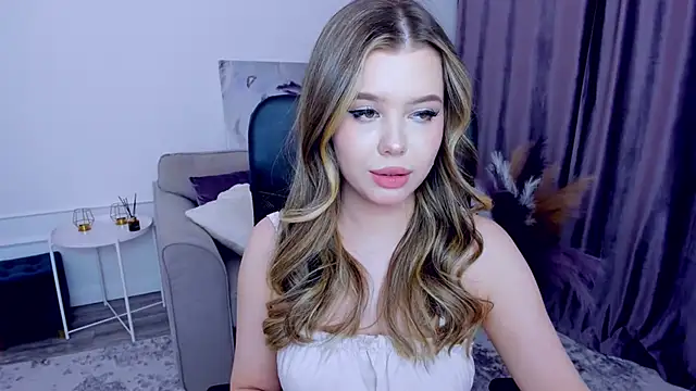 Snapshot of FollowLovee chatting on February 19, 2:44 pm FollowLovee online show from February 19, 2:44 pm