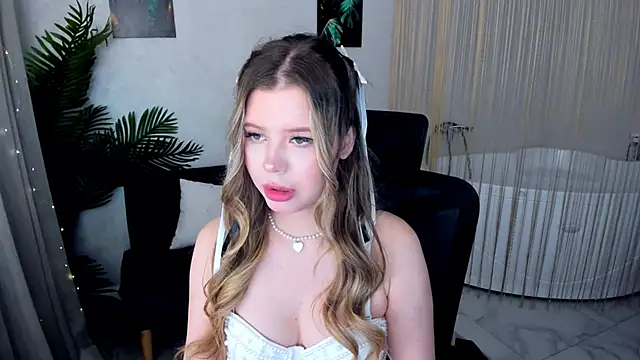 Snapshot of FollowLovee chatting on September 20, 11:37 am FollowLovee online show from September 20, 11:37 am