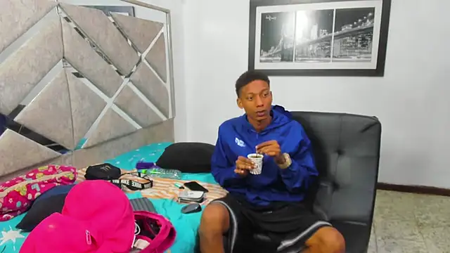 Snapshot of EvaxEmma chatting on February 14, 1:00 pm EvaxEmma online show from February 14, 1:00 pm