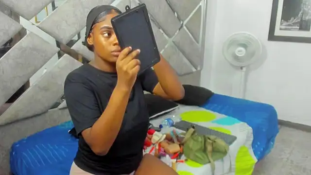 EvaxEmma online show from January 9, 12:45 pm