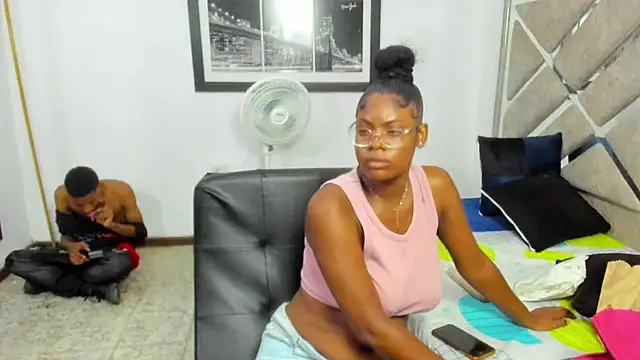 EvaxEmma online show from December 17, 1:27 pm