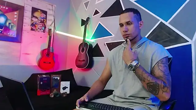 Snapshot of MagnusFrost chatting on October 22, 4:23 am MagnusFrost online show from October 22, 4:23 am